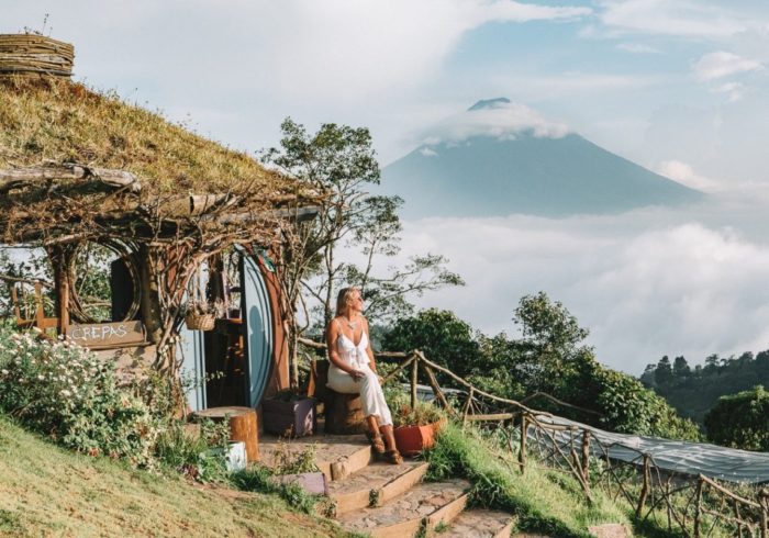 危地马拉的霍比特南戈零废物酒店，俯瞰一座火山