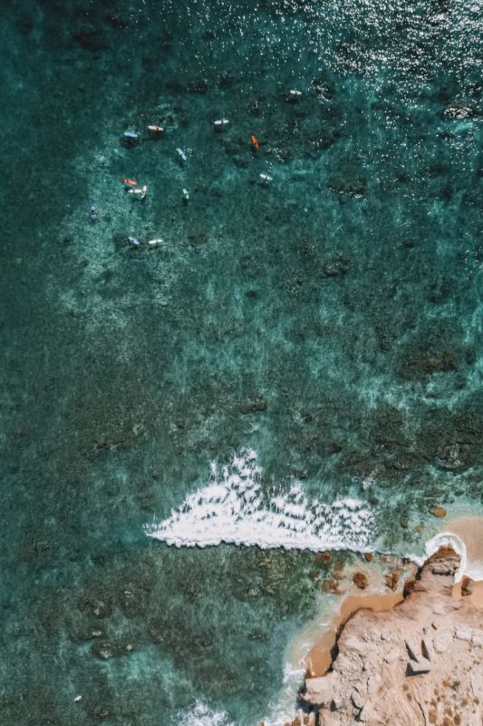 无人机图像的冲浪海滩的蓝色海岸洛斯卡沃斯