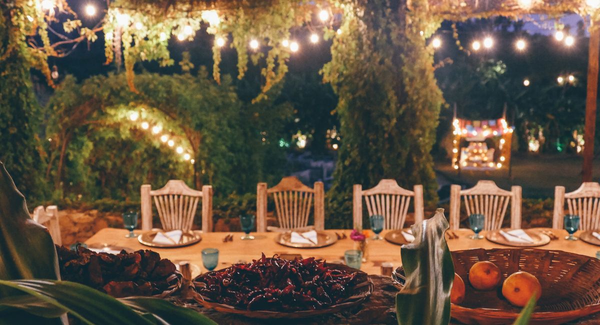 私人墨西哥餐厅设置了仙女灯和悬挂的植物